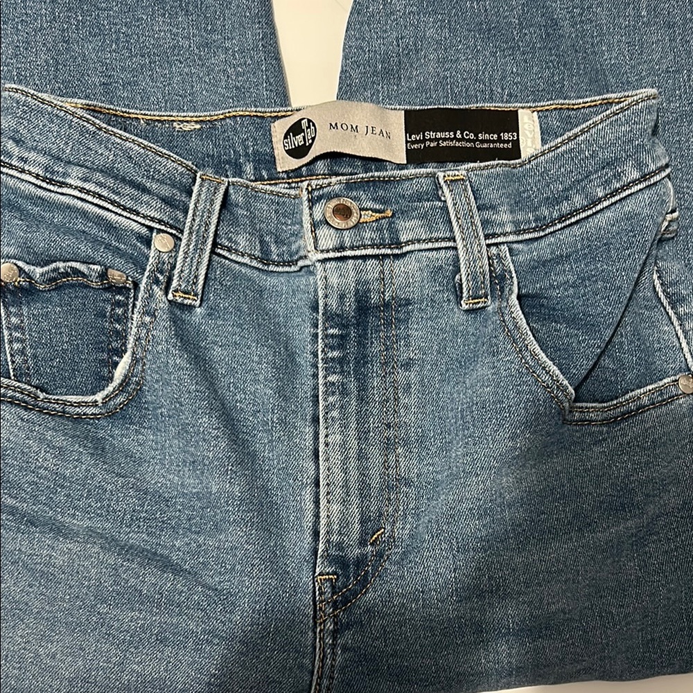 Women's Blue Levis Silver tab Mom Distressed Jeans Size 26 - Picture 2 of 5